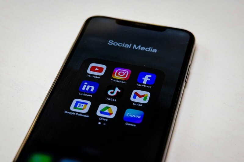 TikTok「あなたにシェアしました」とは?知らない人からの通知の意味と対処法を解説