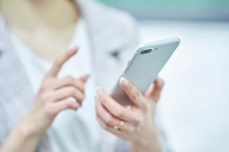 TikTok「あなたにシェアしました」とは?知らない人からの通知の意味と対処法を解説