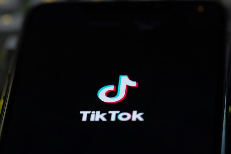 TikTok「あなたにシェアしました」とは?知らない人からの通知の意味と対処法を解説