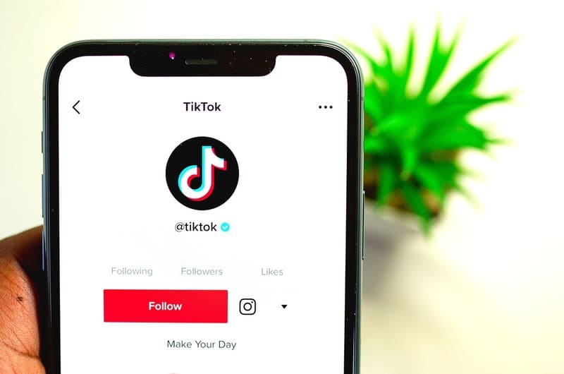 TikTok「あなたにシェアしました」とは?知らない人からの通知の意味と対処法を解説